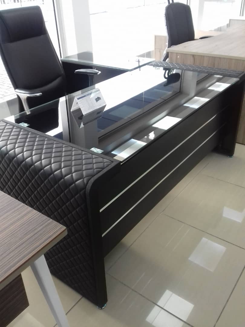 PLAIN GLASS TOP OFFICE TABLE WITH BLACK LEGS 1.6 METRES (AMEFU)