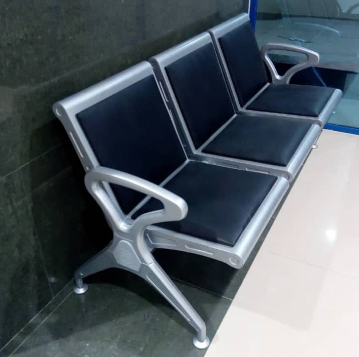 3 BLACK AIRPORT CHAIRS (HIFU)