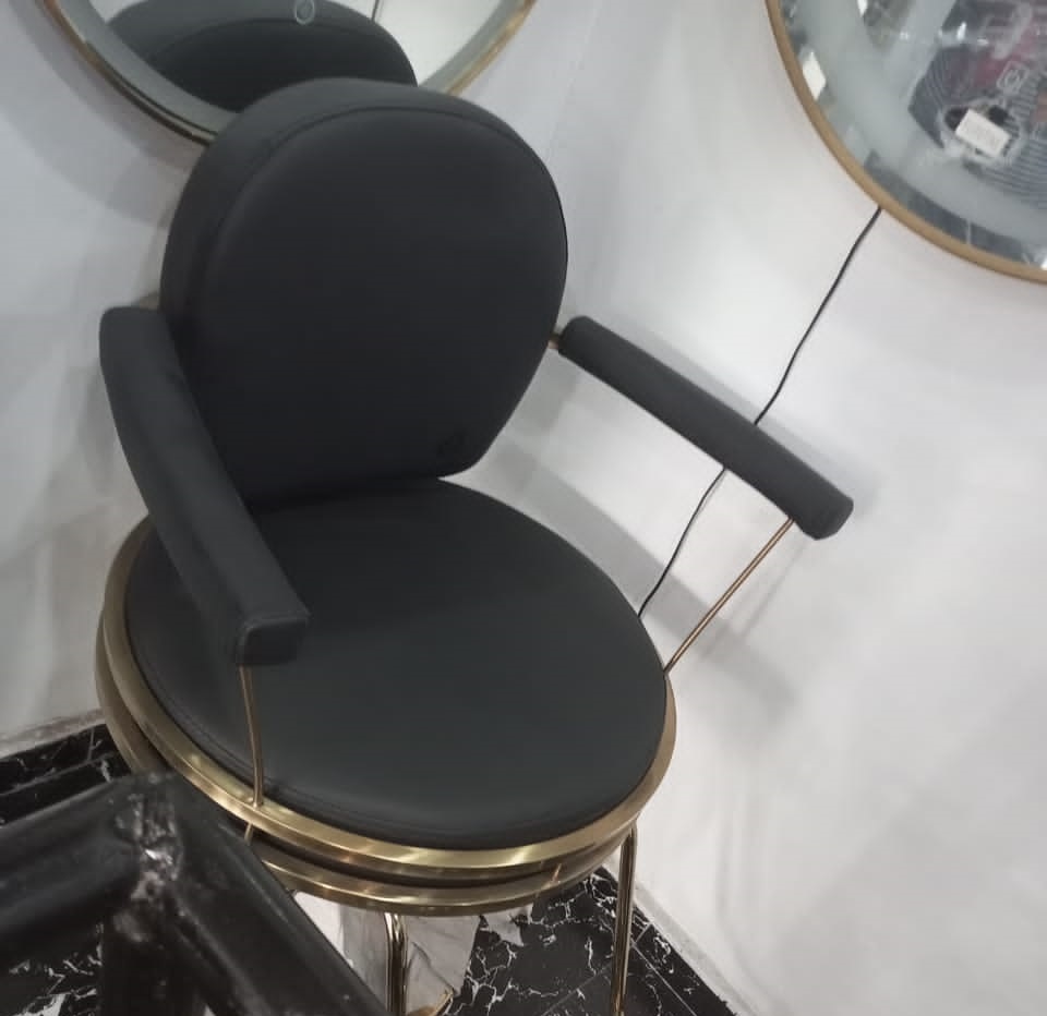 BLACK SALON CHAIR WITH ROUND BASE FOR BARBERS (BLEIN)