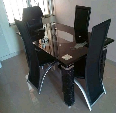 BLACK GLASS TOP DINING TABEL BY 4 CHAIRS (HIFU)