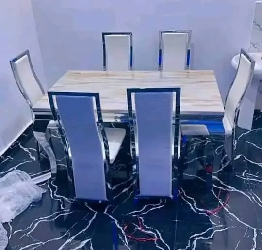 CREAM MARBLE TOP DINING TABLE BY 6 BLUE & WHITE CHAIRS (HIFU)