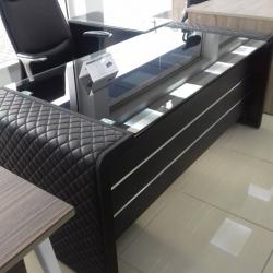 PLAIN GLASS TOP OFFICE TABLE WITH BLACK LEGS 1.6 METRES (AMEFU)