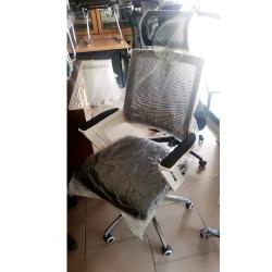 QUALITY DESIGNED BLACK & WHITE HANDLE LOW BACK EXECUTIVE CHAIR - AVAILABLE (JAFU) - deluxe.com.ng