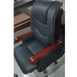 QUALITY DESIGNED BLACK EXECUTIVE CHAIR WITH BROWN ARMS  - AVAILABLE (AUFUR) - deluxe.com.ng