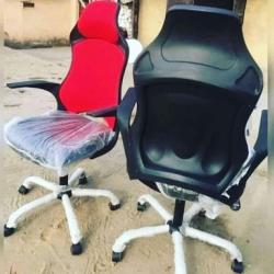 BLACK & RED OFFICE CHAIR WITH HEAD REST AND POINTED OUT ARM (FMAN)