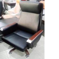 QUALITY DESIGNED BLACK &  BROWN ARM EXECUTIVE OFFICE  CHAIR - AVAILABLE (ARIN) - deluxe.com.ng