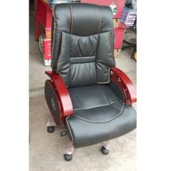 BLACK EXECUTIVE CHAIR WITH RED ARMS (FMAN) 